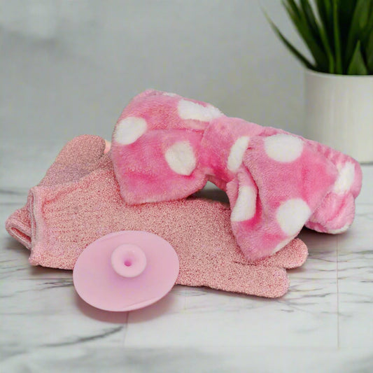 Travelin' Lite accessories bag include a plush headband, two bath gloves and face massager.